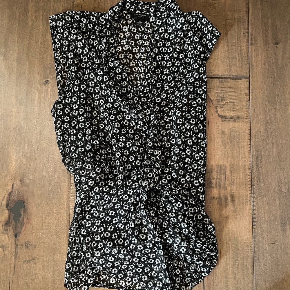 ANN TAYLOR PETITE FLORAL LIGHT TANK TOP
